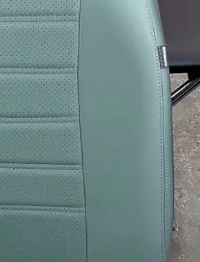 Yeşil deri koltuğun yan dikişinde AIRBAG etiketi