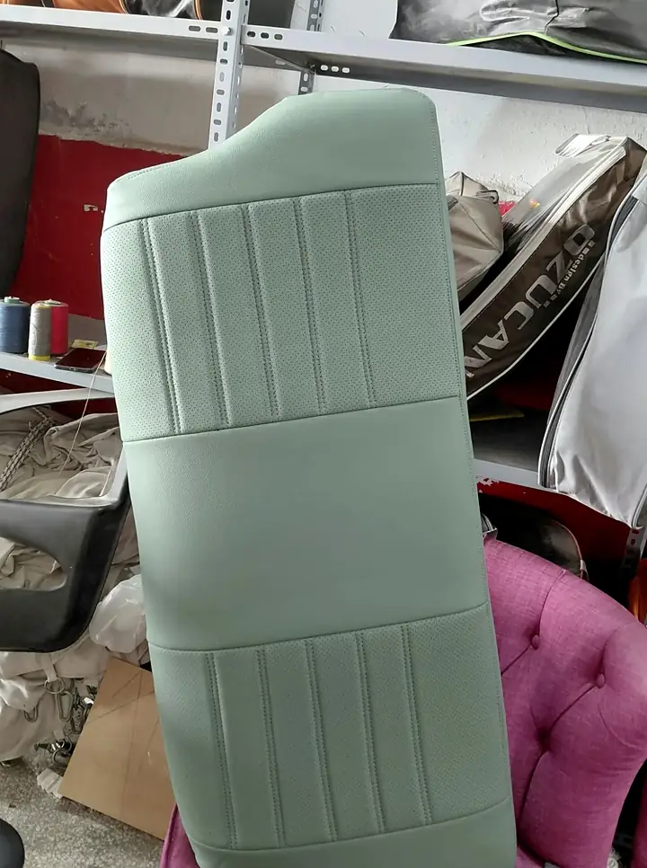 Neden 58'de yeşil deriyle yeniden döşenen arka koltuk sırtı